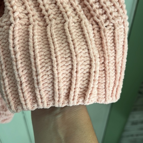 Extremely soft blush sweater - Picture 4 of 7